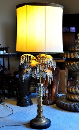 Mid-century Italian tole table lamp with gilt palm leaves and hanging crystals