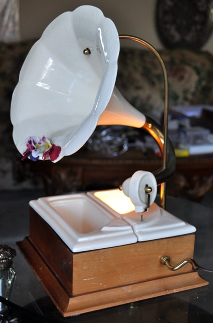 Table accent lamp with ceramic phonograph base