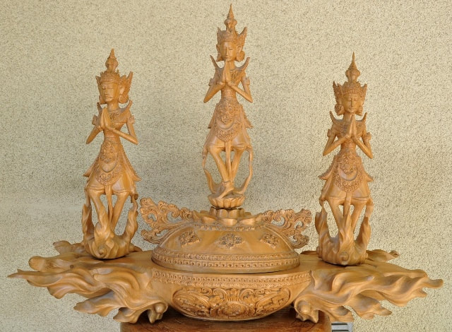 Large Balinese lidded wooden bowl with three praying figures