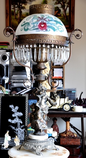 Electrified Victorian parlor lamp with double cherub figural spelter base