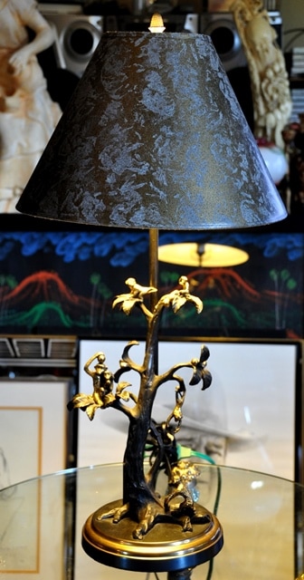 Table lamp with figural bronze base depicting monkeys on a tree