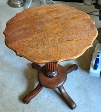 Oak wood end table with pedestal base